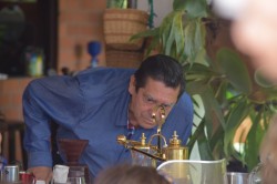 Don Manolo verificando la calidad de una preparación de Café.